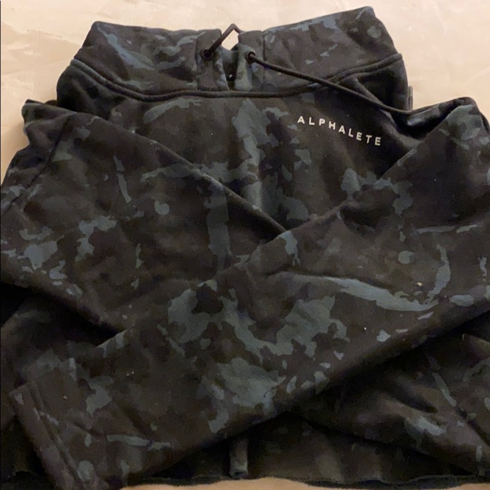 Cropped Alphalete camo hoddie